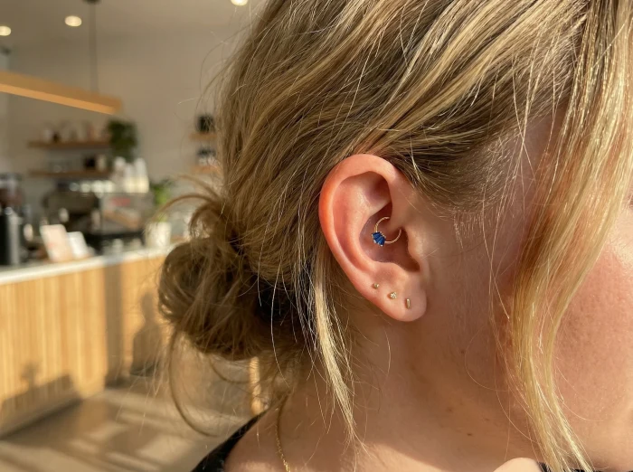 Mavi Taşlı Piercing - Altın Küpeler